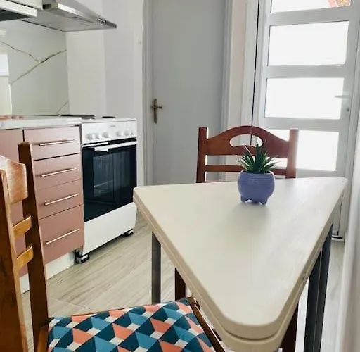 Modern 2Br Near Centre -5Min Wlk